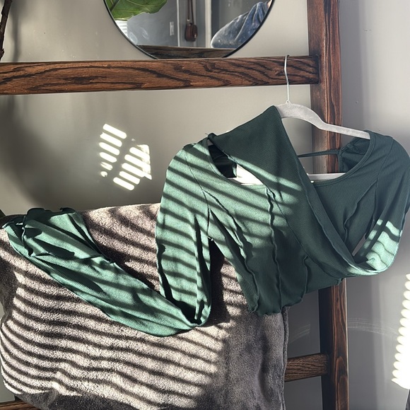 Bell Sleeve Y2K crop top - Picture 2 of 6